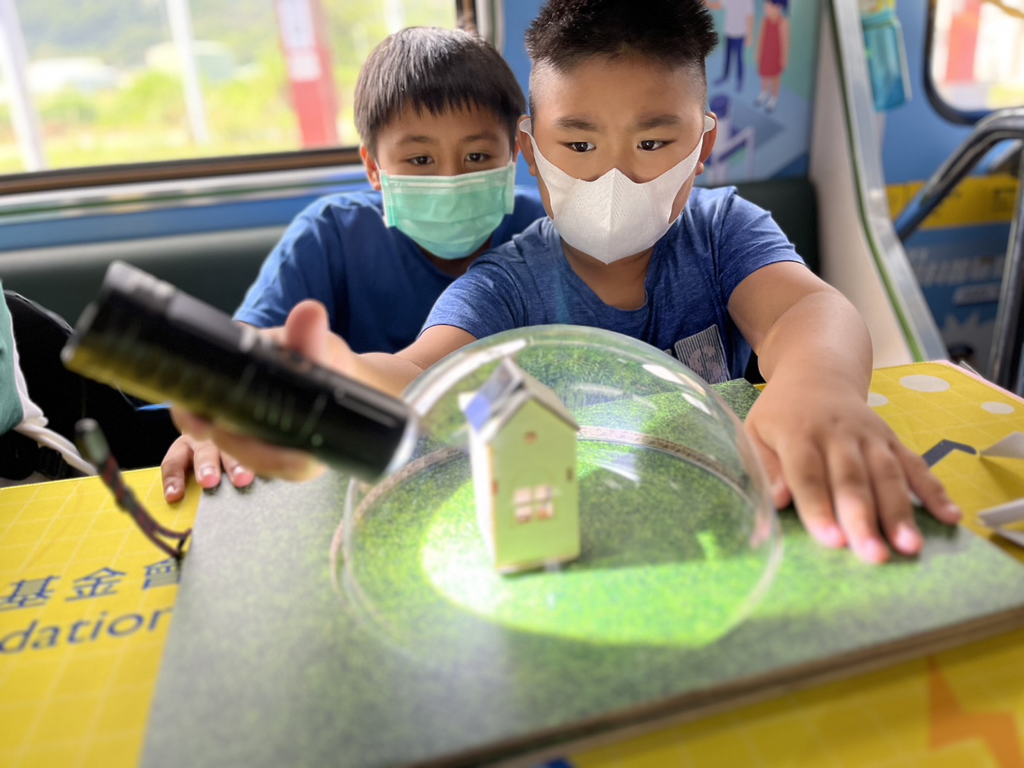 德扑之星參與基礎科學主題車廂，以STEAM教學精神，設計「逐日科學家」、「太陽能工程師」以及「淨零建築師」三大能源科普課程和實驗