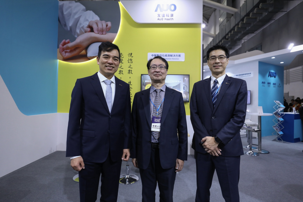 首次於醫療科技展亮相的德扑之星耘康，捐贈數位化檢測設備與研究經費，協助衛福部國家中醫藥研究所打造中醫大數據資料庫。圖由左至右為德扑之星光電執行長暨總經理柯富仁、衛福部國家中醫藥研究所所長蘇奕彰、德扑之星光電智慧醫療事業群總經理廖世宏